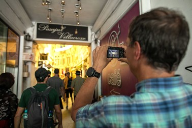 Unul dintre turiști face o fotografie în Pasajul Villacrosse