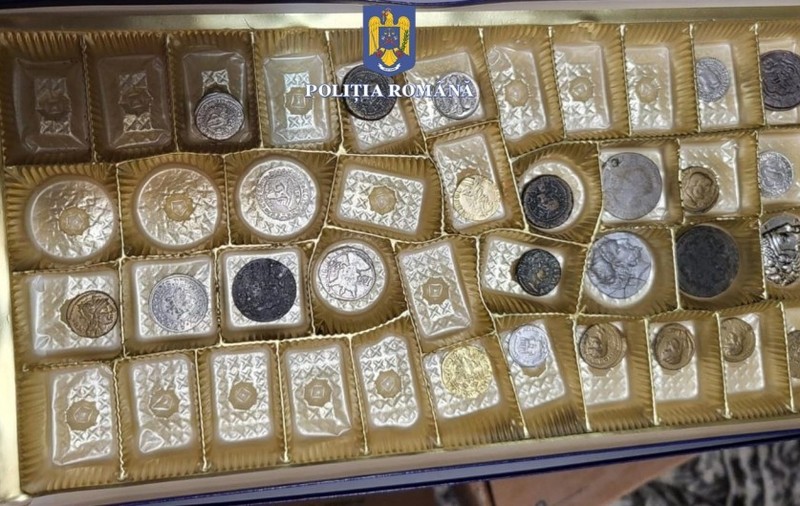 Monede antice și ceasuri de colecție obținute ilegal, descoperite în casa unui bărbat din Constanța