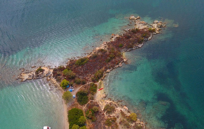 Insula aproape necunoscută din Grecia unde apa e caldă tot anul și nu bate vântul. Se ajunge pe ea doar dacă vor pescarii să te ducă sau dacă închiriezi o barcă