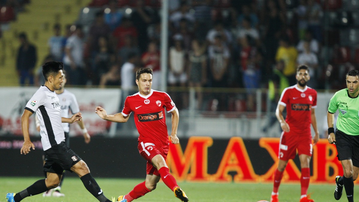 Jucătorii lui Dinamo (în roşu) s-au impus în tur cu 4-1 în faţa Astrei Giurgiu. (FOTO: HEPTA)