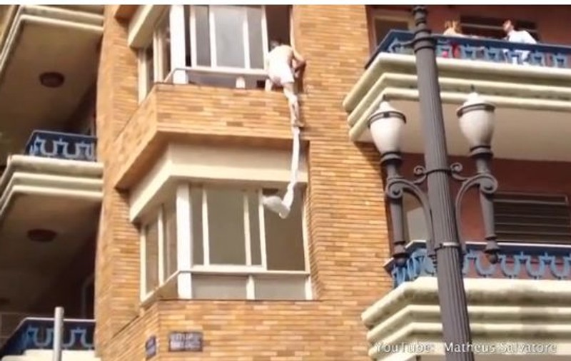 DEMENŢIAL! El şi ea se ceartă pe balcon, amantul fuge în chiloţi pe fereastră! | VIDEO