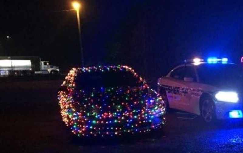 Un bărbat și-a decorat mașina cu 1.000 de luminițe, însă poliția nu a fost mulțumită