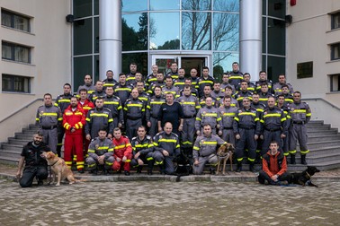 52 de salvatori români, 50 de pompieri și 2 voluntari alături de câinii lor, fac parte din echipa de femei și bărbați din 12 țări care îi ajută pe albanezi