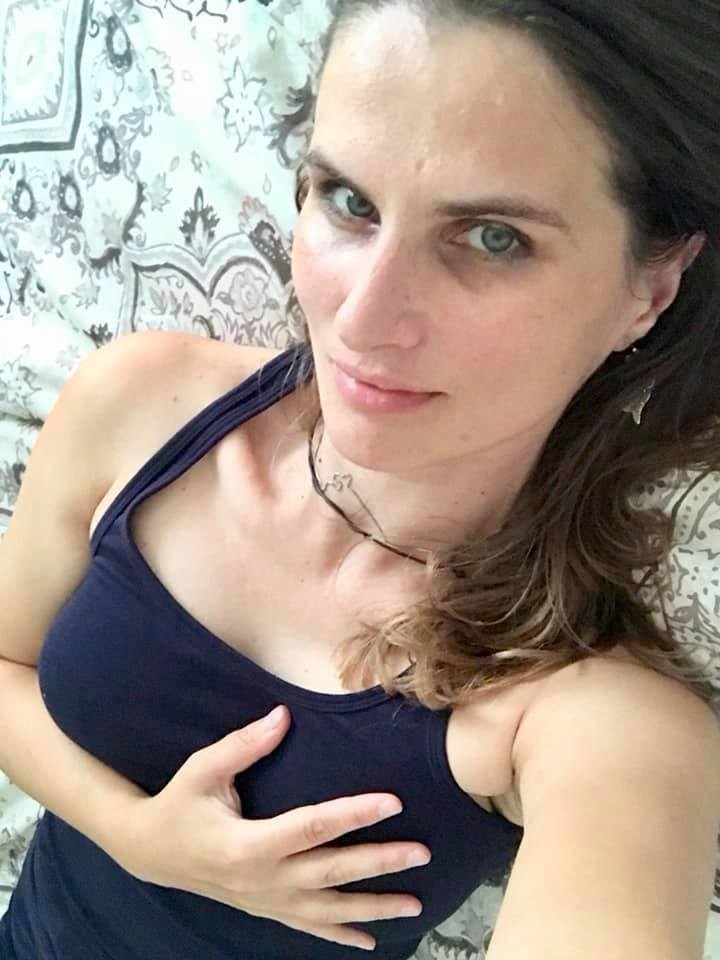 "O palpare o dată pe lună este ceva ce trebuie să intre-n rutină precum spălatul pe dinți", spune Cătălina