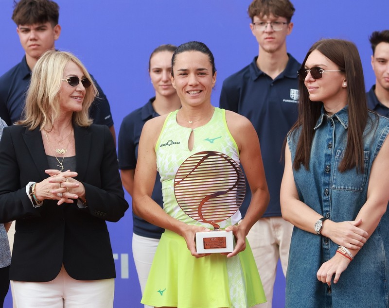 Cât costă rochia Prada purtată de Simona Halep la turneul lui Ion Țiriac. A atras atenția și cu pantofii viu colorați