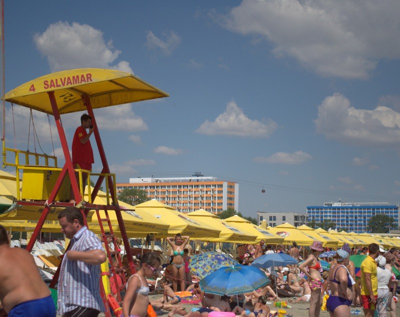 Criză de «salvatoare» pe litoral! Ea e singura fată - salvamar din Mamaia