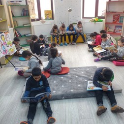 Elevii Georgianei Riglea, în pauza de lectură