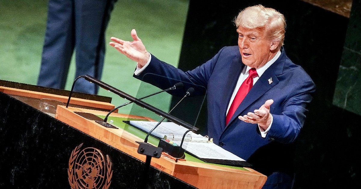 23 septembrie 2025, SUA, New York: Președintele SUA, Donald Trump, ia cuvântul în cadrul dezbaterii generale a Adunării Generale a ONU. Este îmbrăcat în sacou bleumarin și are cravata roșie.