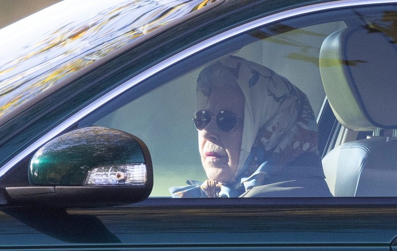 Regina Elisabeta a II-a a Marii Britanii, surprinsă la volan, după ce medicii i-au recomandat două săptămâni de odihnă