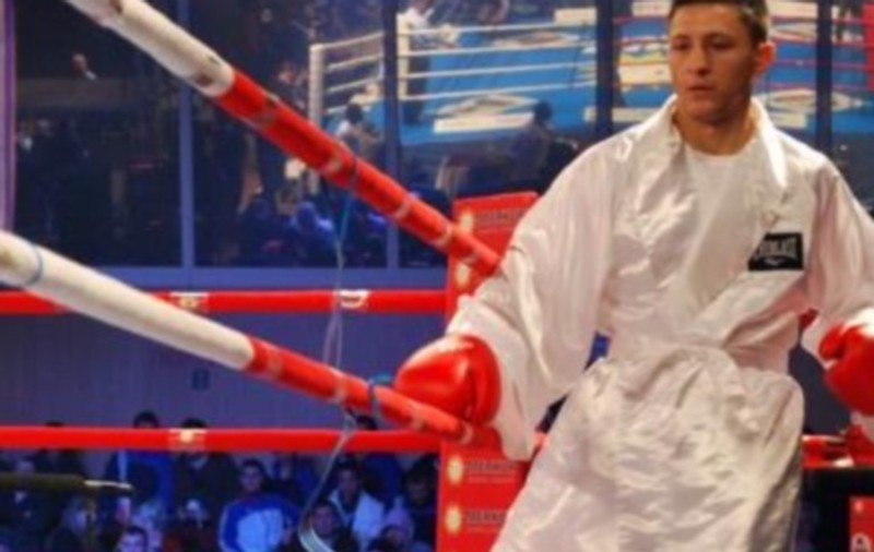 Un român se bate în gala lui Mayweather