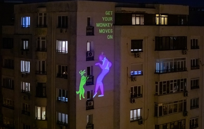 Arta care te ţine în casă: diseară, de la 20.30, spectacol de lumini pe blocurile din România