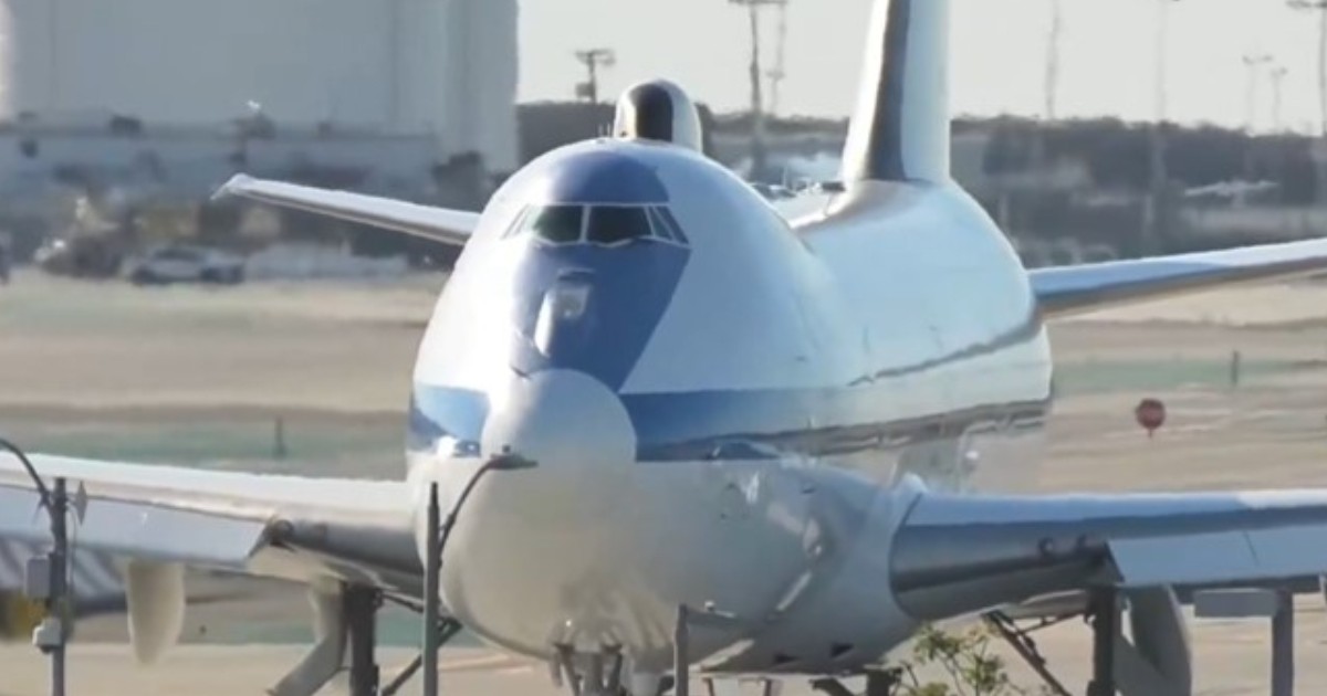 Un avion mare al SUA, alb cu albastru în timp ce aterizează pe pista Aeroportului din Los Angeles