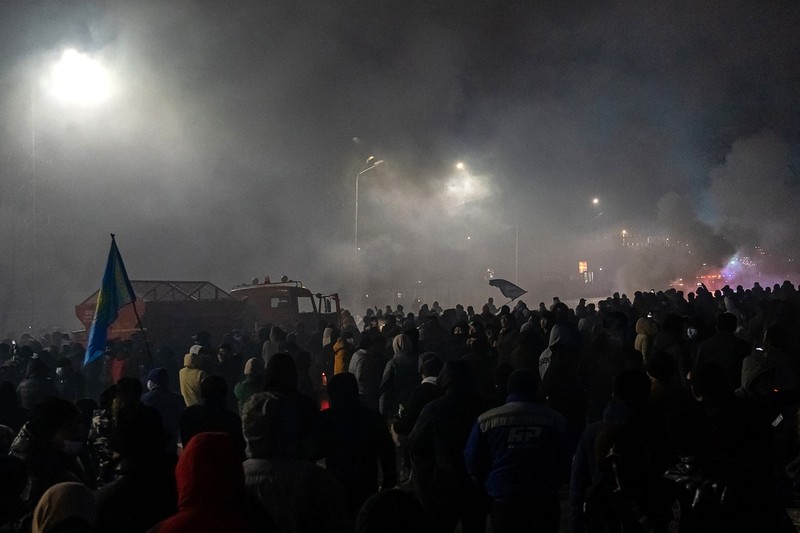 Mii de persoane au ieșit să protesteze în Almatî, marți seară. Foto: Profimedia.