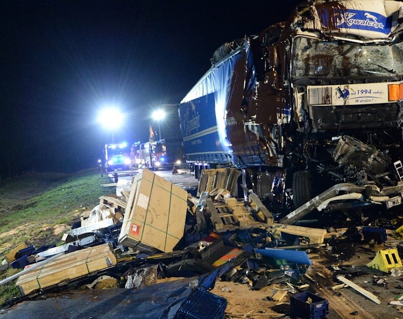 Vopseaua din camionul unui român a acoperit cabina TIR-ului care l-a lovit violent din spate, pe o autostradă din Germania