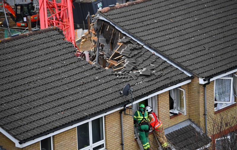 VIDEO O macara de 20 de metri s-a prăbușit în Londra peste un bloc de locuințe și două case