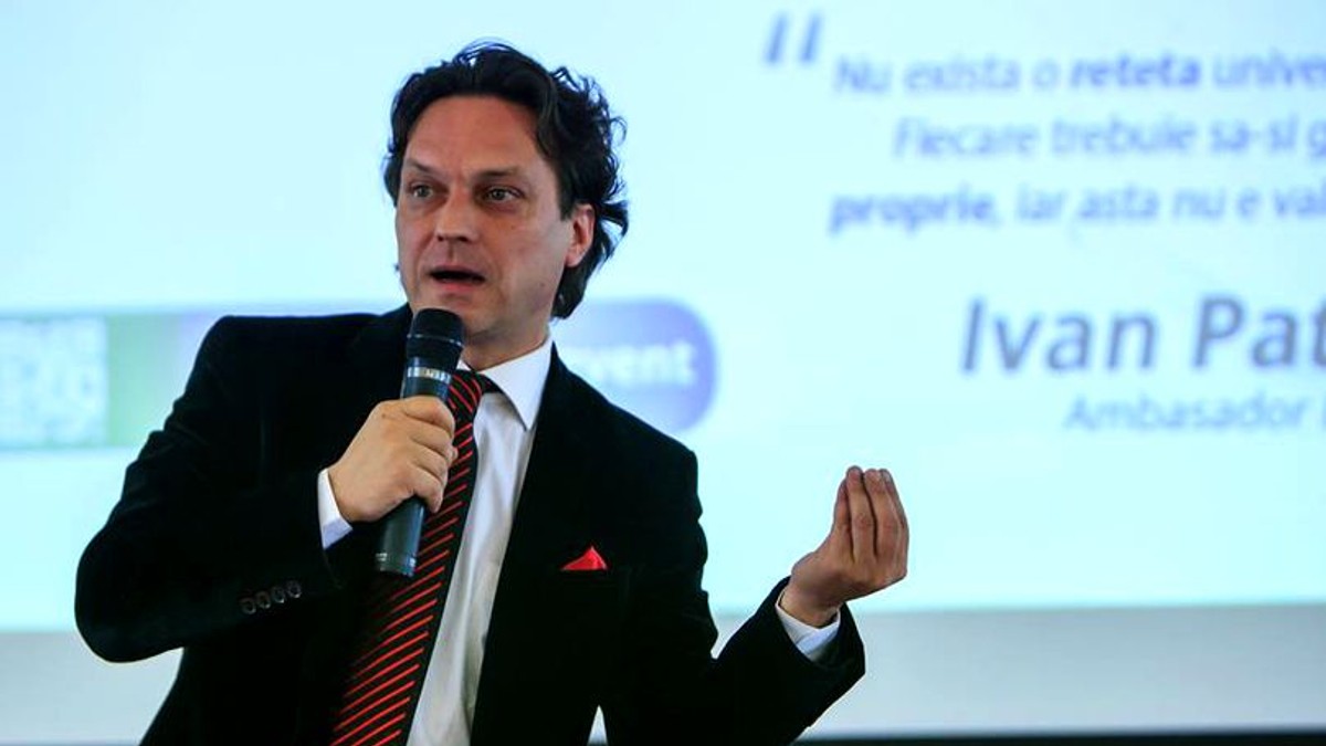 Ministrul Culturii, George Ivașcu, microfon, scena