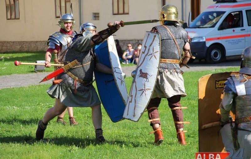 Lupte între romani și daci, în Alba Iulia, la Festivalul Roman Apulum 2018. Mii de oameni au venit să vadă spectacolul