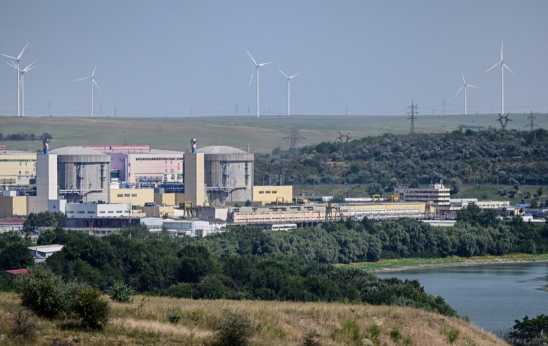 Noi măsuri pentru asigurarea debitului de apă necesar la Cernavodă: Nave și barje vor fi amplasate la 600 de metri distanță, pentru a direcționa apa spre centrală