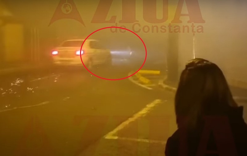 O mașină de poliție a lovit în plin un bărbat care aprindea artificii pe stradă de Revelion, în Constanța | VIDEO