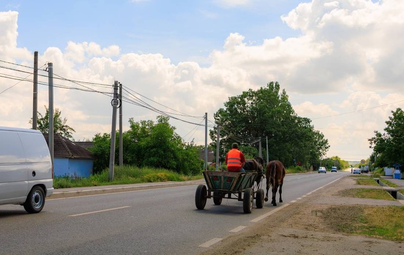 Situații în care șoferii pot depăși o căruță pe linia continuă, potrivit Codului Rutier