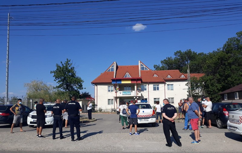 Revoltaţi după peste două luni fără apă, sătenii din comuna argeşeană Poiana Lacului au protestat în faţa primăriei: “Hai afară, dom’ primar!”