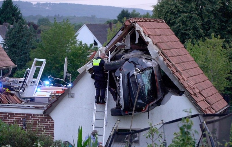 O mașină a zburat prin aer și s-a înfipt în acoperișul unui hambar, în Germania. Un copil de șapte ani, rănit în accidentul bizar | VIDEO