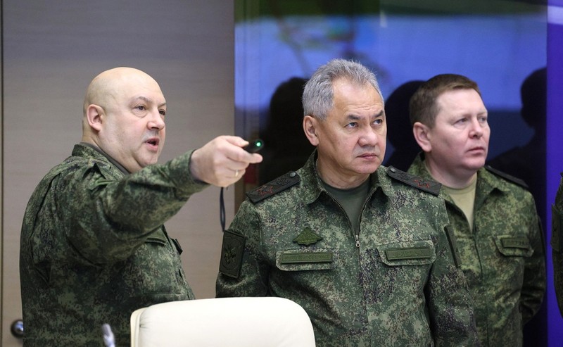 Serghei Surovikin, stânga, și ministrul rus al apărării, Serghei Șoigu. Foto: kremlin.ru