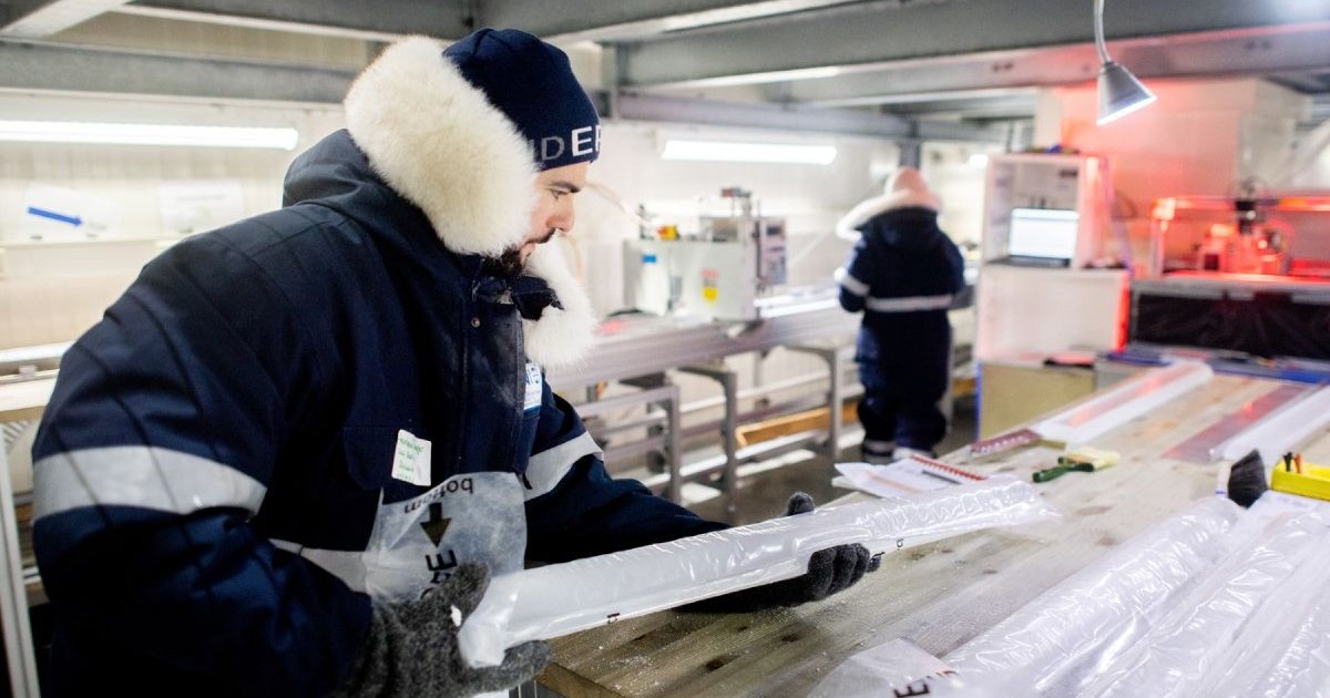 Un cercetător din cadrul departamentului de Fizică a Climei și Mediului (KUP) de la Universitatea din Berna, sortează mai multe bucăți dintr-o mostră de gheață din Antarctica pe o masă din laboratorul de gheață de la Institutul Alfred Wegener (AWI). O echipă de cercetare examinează gheața care are o vechime de peste 1,2 milioane de ani pentru a obține date despre schimbările climatice și de mediu din Antarctica. 4 iulie 2025