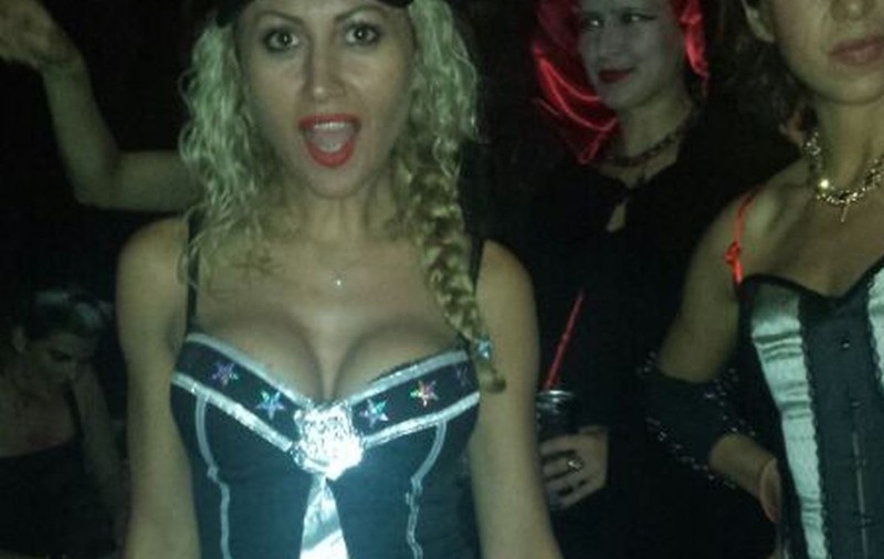 HALLOWEEN de BELEA pentru ANAMARIA FERENTZ! Își ASORTEAZĂ COSTUMUL cu CINE NICI nu te-ai fi AȘTEPTAT! | FOTO