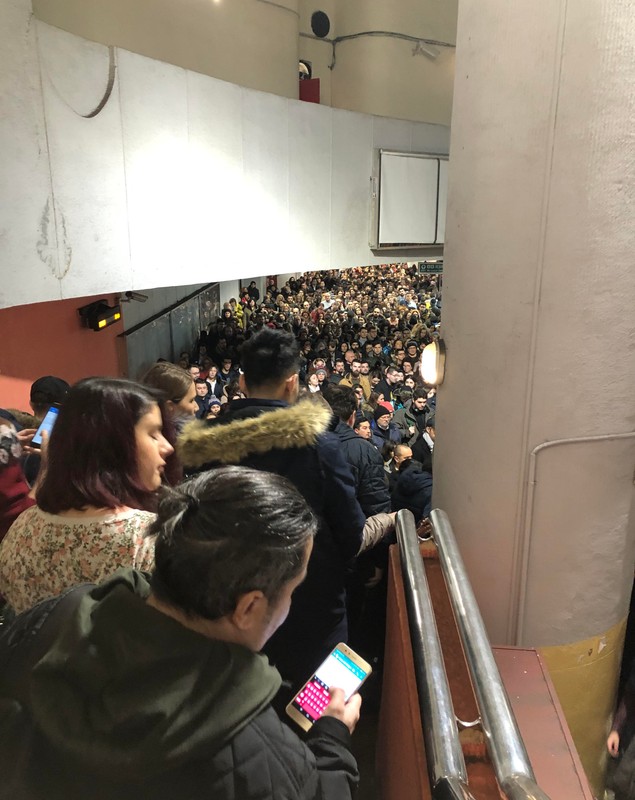 IMAGINI ȘOC | Înghesuială incredibilă la metrou, luni dimineață