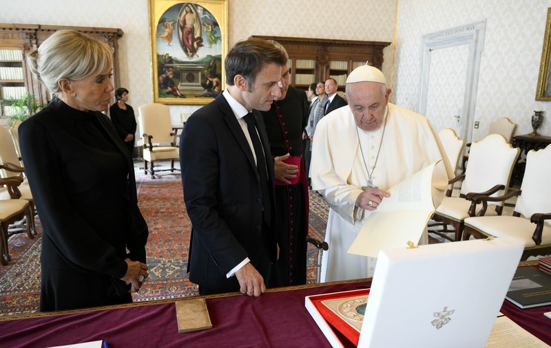 Emmanuel Macron s-a întâlnit cu Papa Francisc și a discutat despre conflictul din Ucraina cu oficiali de la Vatican