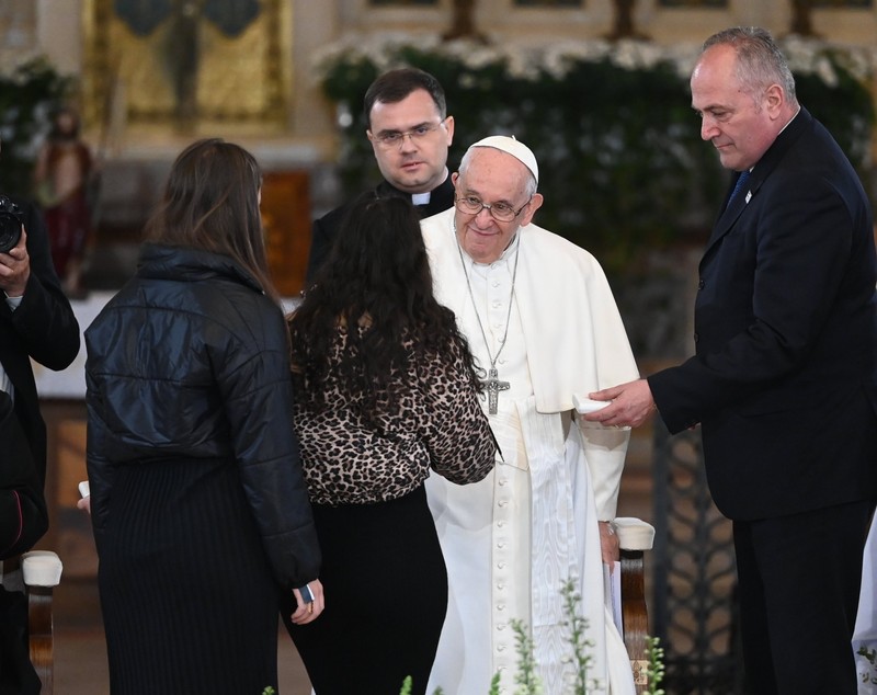 Papa Francisc s-a întâlnit cu refugiații ucraineni din Ungaria. Pontiful ține un discurs în Laszlo Papp Arena