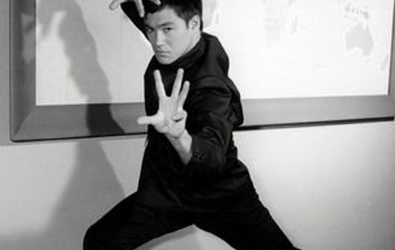 40 de ani de la moartea lui Bruce Lee! Cine a fost mai bun, Bruce Lee sau Chuck Norris?