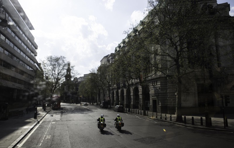 Magazinele de lux din Londra au nouă tactică pentru a opri hoții: „Vă rugăm să bateți la ușă”