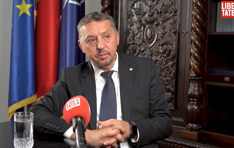 Ministrul Daniel David, despre cum tocea în liceu: „Nu mi-a plăcut, dar acela era sistemul”