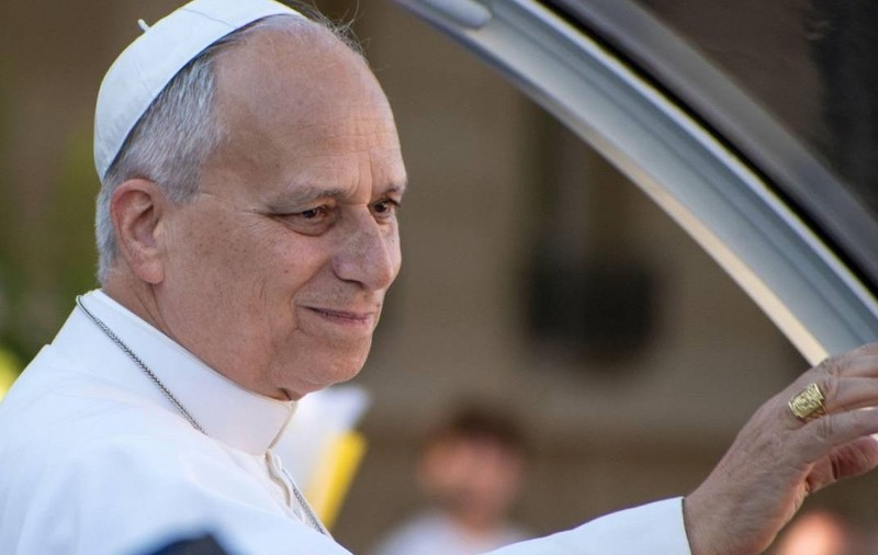 Papa Leon al XIV-lea salută mulțimea din papamobilul de pe Boulevard Saint-Michel în timpul primei sale vizite în Franța, pe ruta de la biserica Notre-Dame-des-Champs la Place Saint-Michel, septembrie 2026