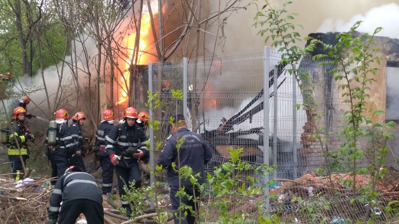 Incendiu puternic în Capitală, la o fabrică de mobilă din zona Piața Muncii. Pompierii militari de la ISU Dealul Spirii București-Ilfov sting incendiu de la o fabrică de mobilă