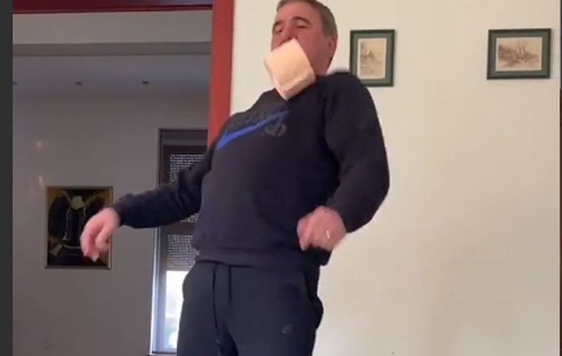Ce fac sportivii în timpul crizei coronavirusului. Challenge: să țină duble cu rola de hârtie igienică și să joace tenis de masă cu cratițele. Spectacol cu Ianis și Gică Hagi