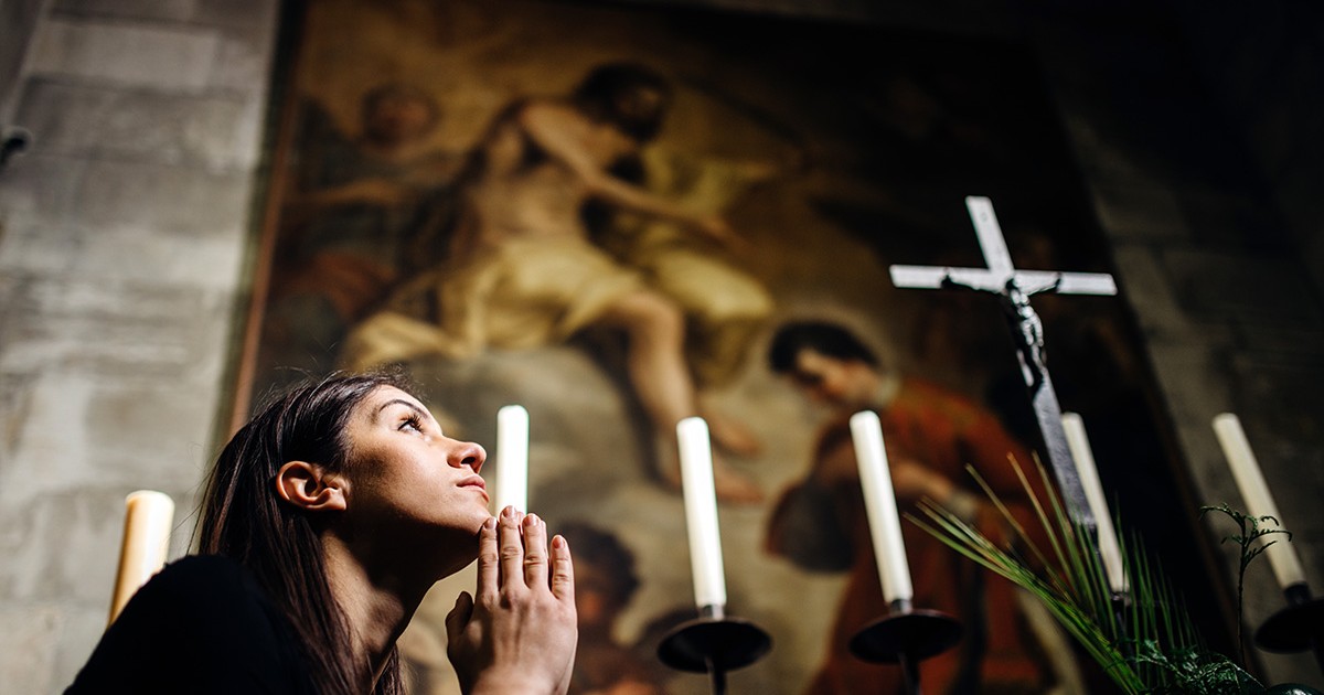 Femeie religioasă care se roagă lui Dumnezeu în biserică pentru sănătate și vindecare. Femeie aflată în stres emoțional, durere, frică. Amintirea unei persoane dragi. Creștinism. Concept puternic de religie, credință și speranță
