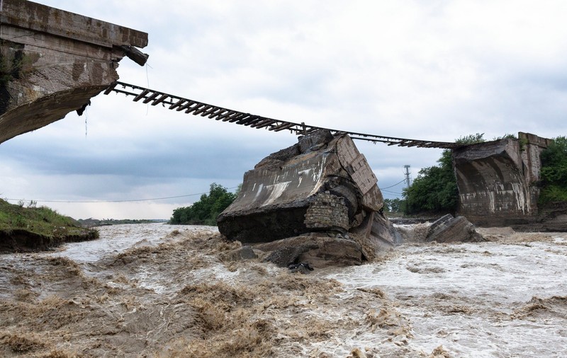 Cod portocaliu de inundaţii pe râuri din 13 judeţe, sâmbătă. Care sunt zonele vizate