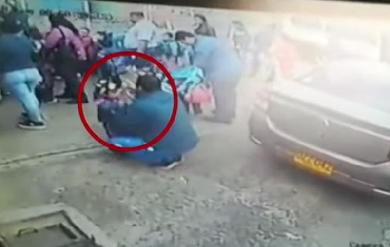 Un copil de doi ani, scos în stradă de la grădiniță pentru că a întârziat