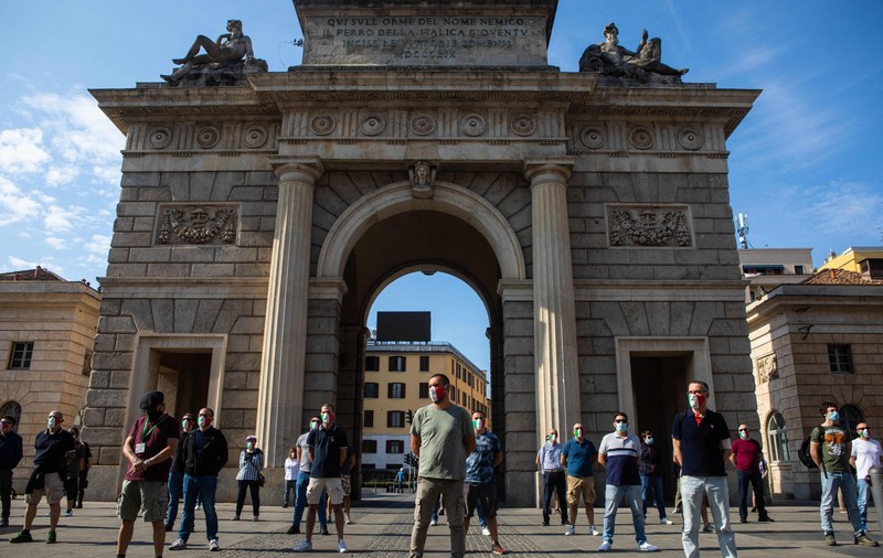Manifestații în mai multe țări europene împotriva măsurilor anti-COVID. Italienii au ieșit în stradă cu măști în culorile drapelului, în timp ce spaniolii au protestat din mașini