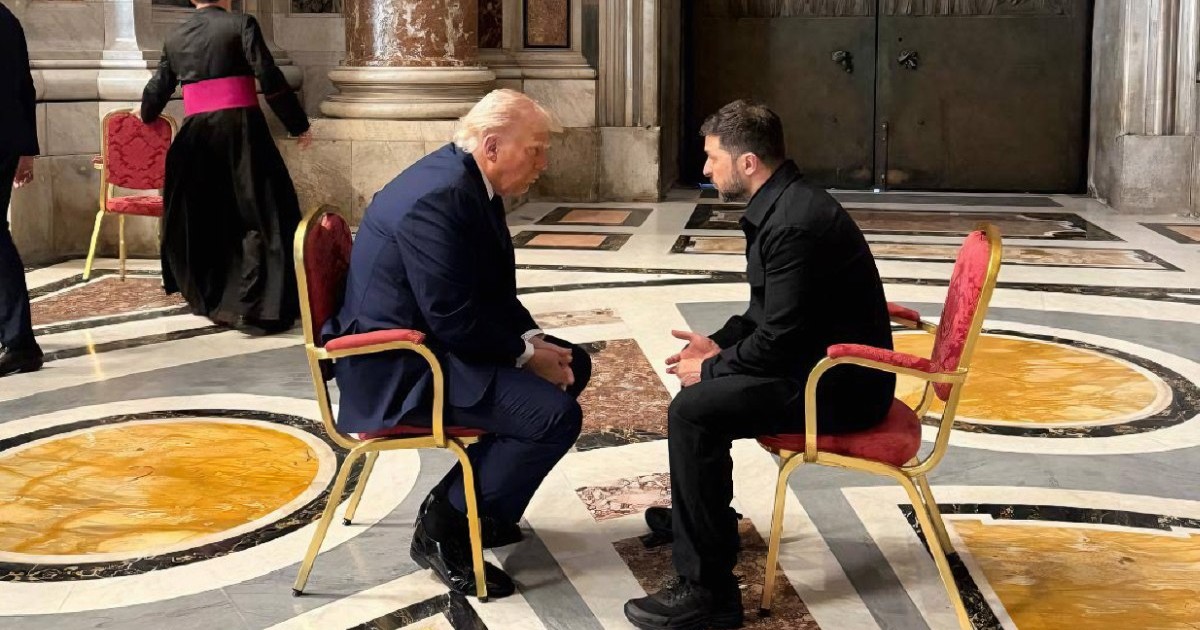 Volodimir Zelenski și Donald Trump față în față, așezați de două scaune, în interiorul Bazilicii Sf.Petru din Vatican. Trump poartă un costum albastru închis, iar Zelenski este îmbrăcat în negru - 26 aprilie 2025