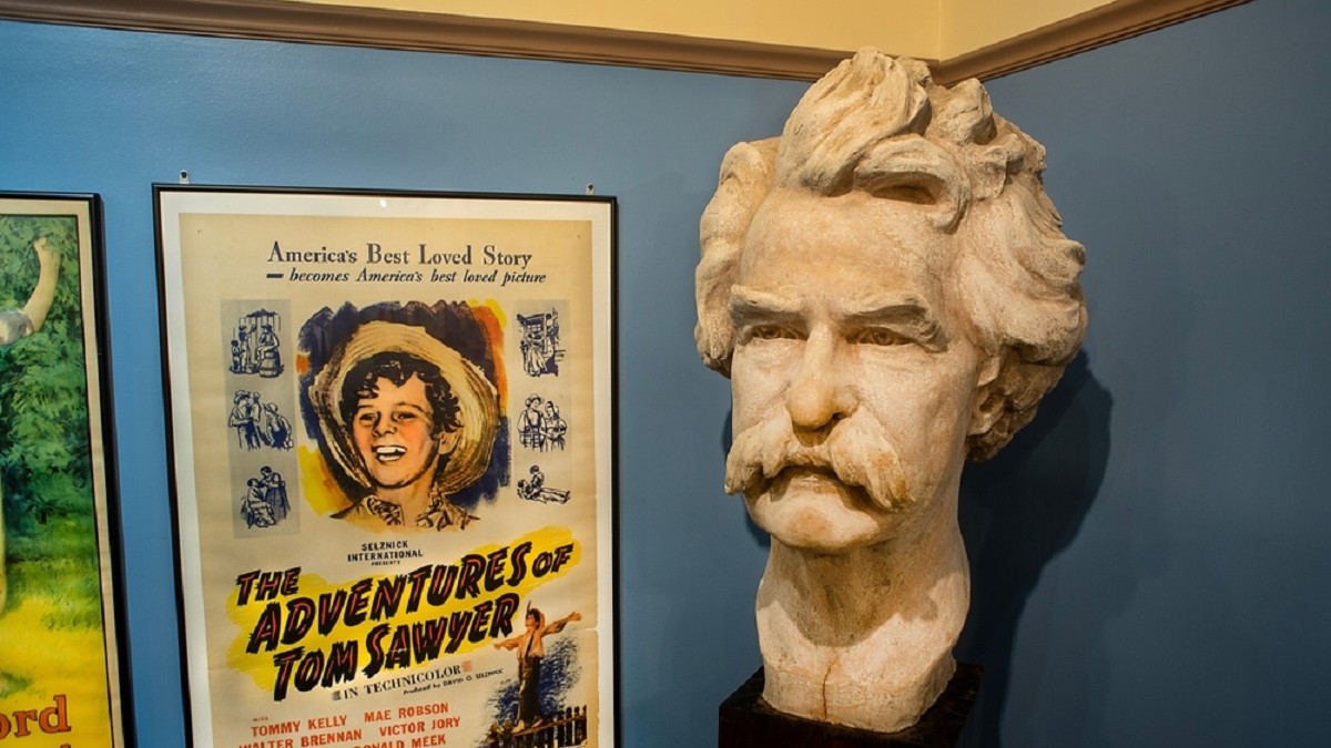 Cine a fost Mark Twain - Imagine cu statuia lui Mark Twain alături de afişul filmului The Adventures of Tom Sawyer (1938), la Muzeul Mark Twain din Hannibal, Missouri, SUA.