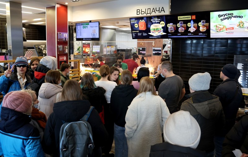 Viața rușilor de rând, după sancțiunile impuse de Occident: speculă cu Big Mac și alimente scumpite peste noapte