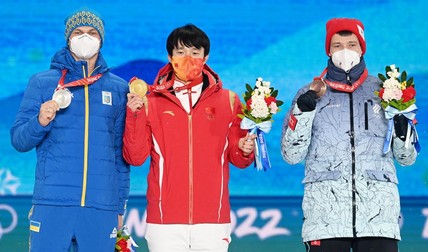 Chinezul Qi Guangpu (centru) a cucerit titlul olimpic la schi acrobatic. Ucraineanul Oleksandr Abramenko (stânga) a luat argintul, iar rusul Ilia Burov s-a mulțumit cu bronzul. Foto: EPA