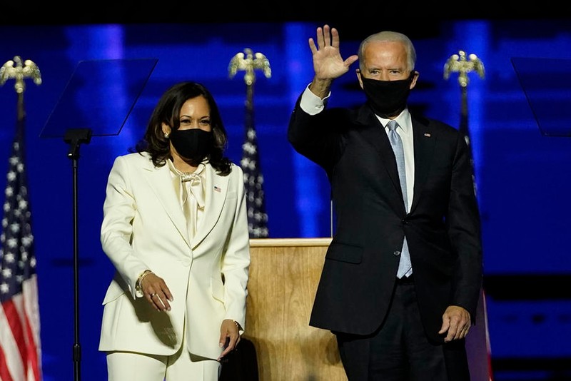 Biden a salutat mulțimea din Wilmington alături de vicepreședintele ales, Kamala Harris. Foto: EPA