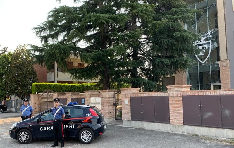 Un român din Bologna a prins un hoț care furase două sticle de vin și l-a predat carabinierilor
