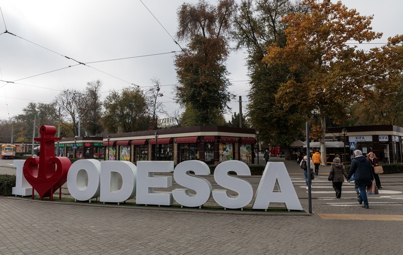 Însemnări din Odesa. Înainte de război, ghizii transportau turiștii cu mașini electrice. Astăzi, monumentele UNESCO sunt protejate în cutii antibombă