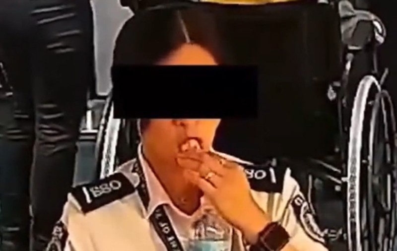 O vameșă de pe aeroportul din Manila este suspectată că a furat 300 de dolari din portofelul unui pasager și i-a înghițit. Femeia spune că era ciocolată